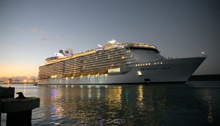 Συνελήφθη επιβάτης της Royal Caribbean επειδή φέρεται να έκρυψε κάμερα σε μπάνιο
