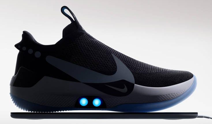 Τα έξυπνα αθλητικά που δένονται μόνα τους και ελέγχονται μέσω… εφαρμογής