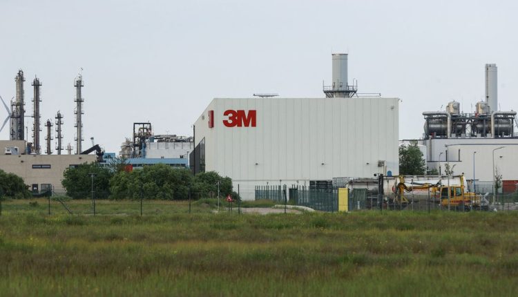 Τα χημικά Forever ρυπαίνουν δυσανάλογα τις μαύρες και ισπανόφωνες γειτονιές
