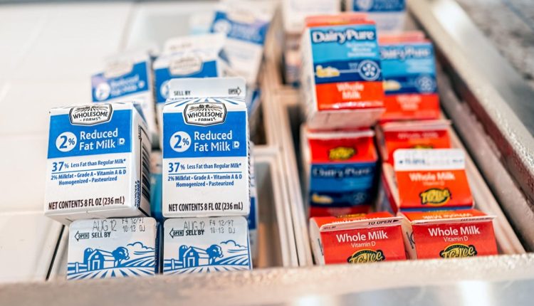 Το LA Teen μηνύει τη σχολική περιφέρεια για μη γαλακτοκομικό γάλα
