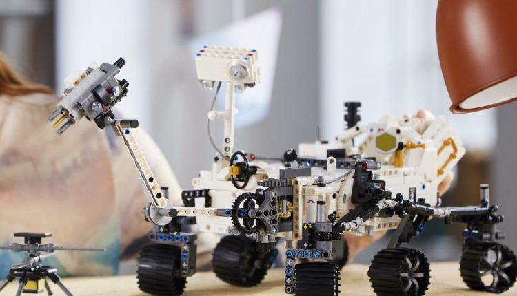 Το Mars Rover Perseverance της Lego έχει σύστημα διεύθυνσης 360 μοιρών και περιστρεφόμενο βραχίονα
