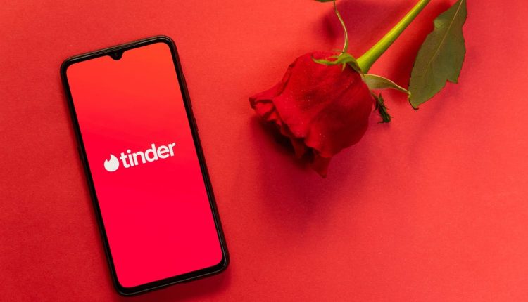 Το Tinder λέει να σταματήσετε να διαφημίζεστε τα TikTok και τα Insta Handles σας
