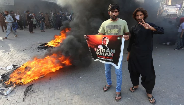 Το Πακιστάν έκοψε το internet αλλά αυτό δε σταμάτησε τις διαδηλώσεις