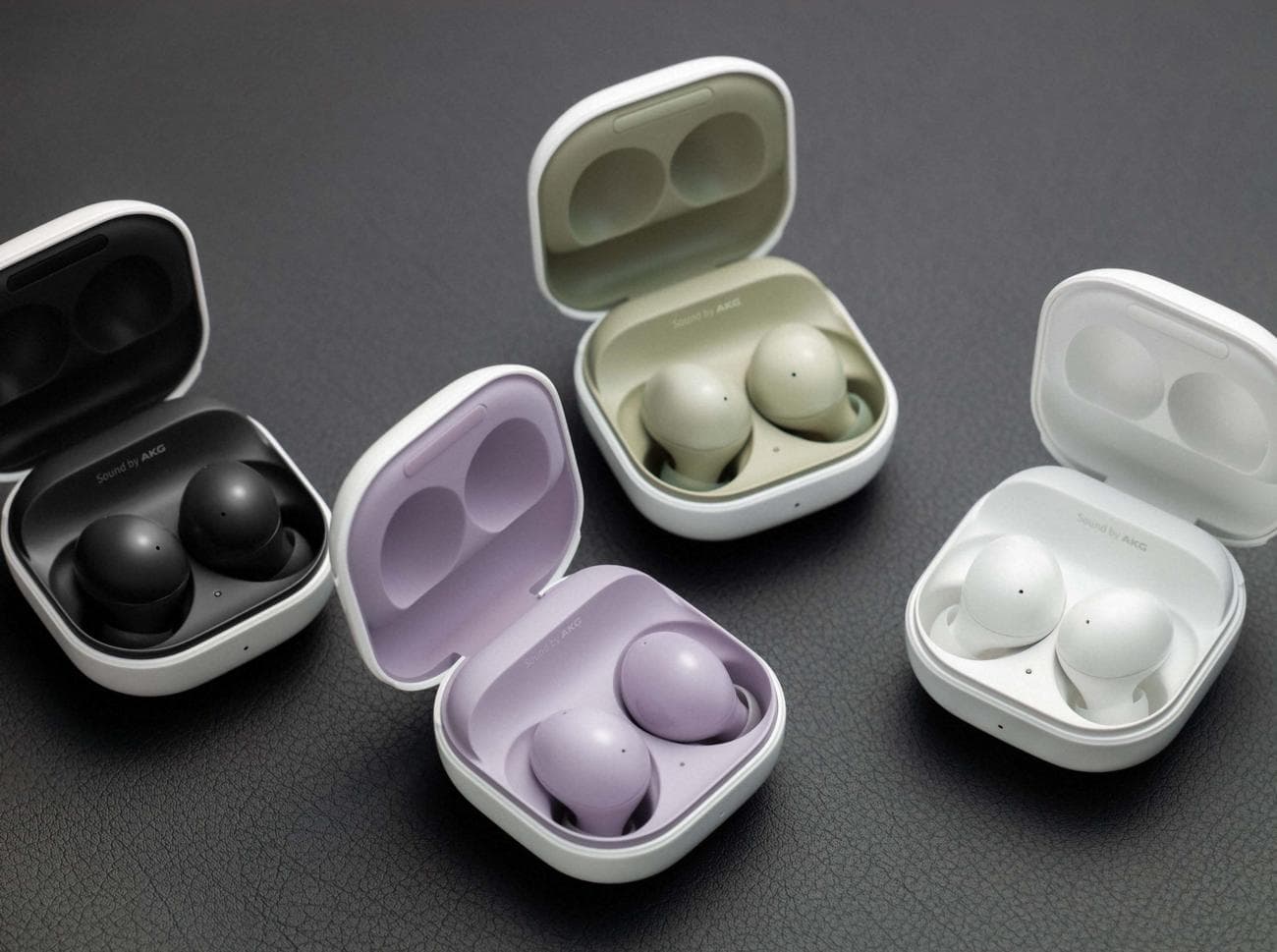 Τέσσερα Galaxy Buds 2 με τα καπάκια τους ανοιχτά, ένα σε κάθε χρώμα διαθέσιμο 