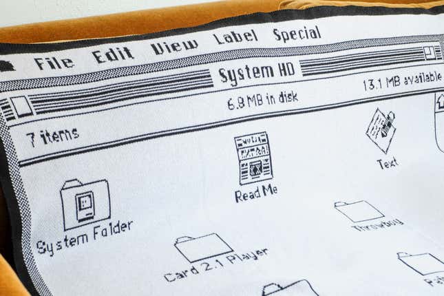 Κοντινό πλάνο της κλασικής πλεκτής βαμβακερής κουβέρτας επιφάνειας εργασίας Throwboy ντυμένη πάνω από έναν καναπέ σε ένα διαμέρισμα.