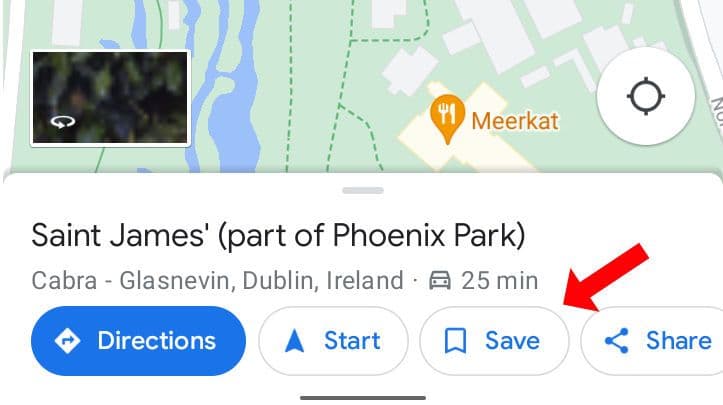 Μια επιλεγμένη τοποθεσία στην εφαρμογή για smartphone Χάρτες Google με ένα κόκκινο βέλος που δείχνει το κουμπί Αποθήκευση