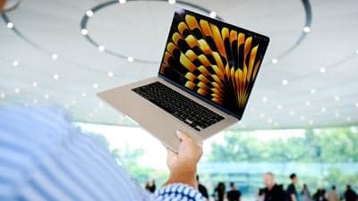MacBook Air 15 ιντσών ανοιχτό
