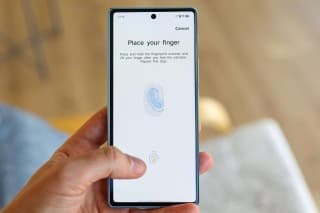 Δακτυλικά αποτυπώματα κάτω από την οθόνη και στις δύο οθόνες