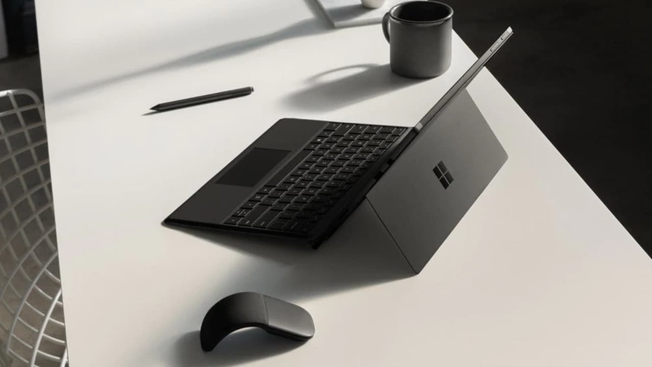 Ένα μαύρο Surface Pro 6