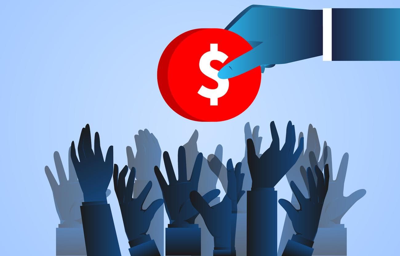 χρηματοδότηση γέφυρας, ένας επενδυτής που κρεμάει ένα κέρμα πάνω από τα χέρια