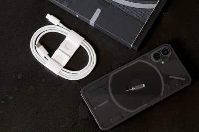 Το Nothing Phone (1) ήρθε με ένα απλό λευκό καλώδιο