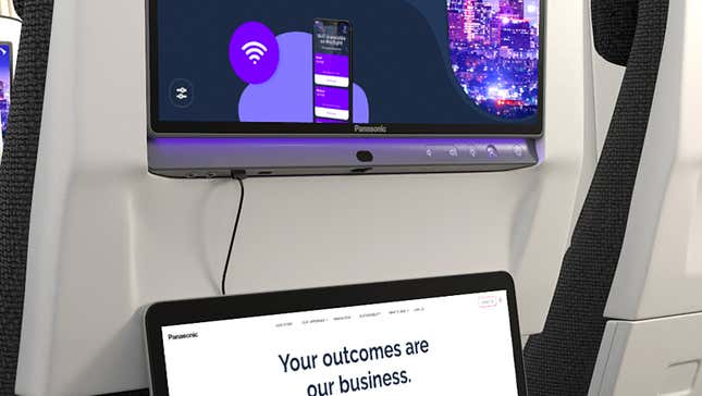 Ένα κοντινό πλάνο ενός φορητού υπολογιστή που είναι συνδεδεμένο σε μια θύρα φόρτισης USB-C στο σύστημα Panasonic Avionics Astrova IFE.