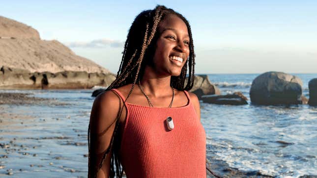 Ένα άτομο με την κάμερα Insta360 GO 3 που φοριέται στο στήθος και είναι συνδεδεμένη σε ένα μεταλλικό μενταγιόν.