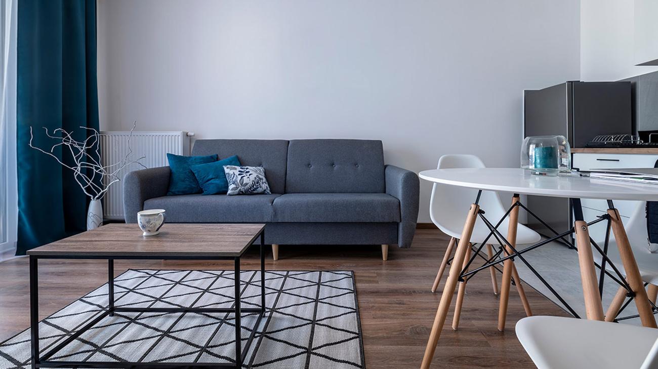 6 φθηνοί τρόποι για να δροσίσετε το σπίτι σας αυτό το καλοκαίρι
