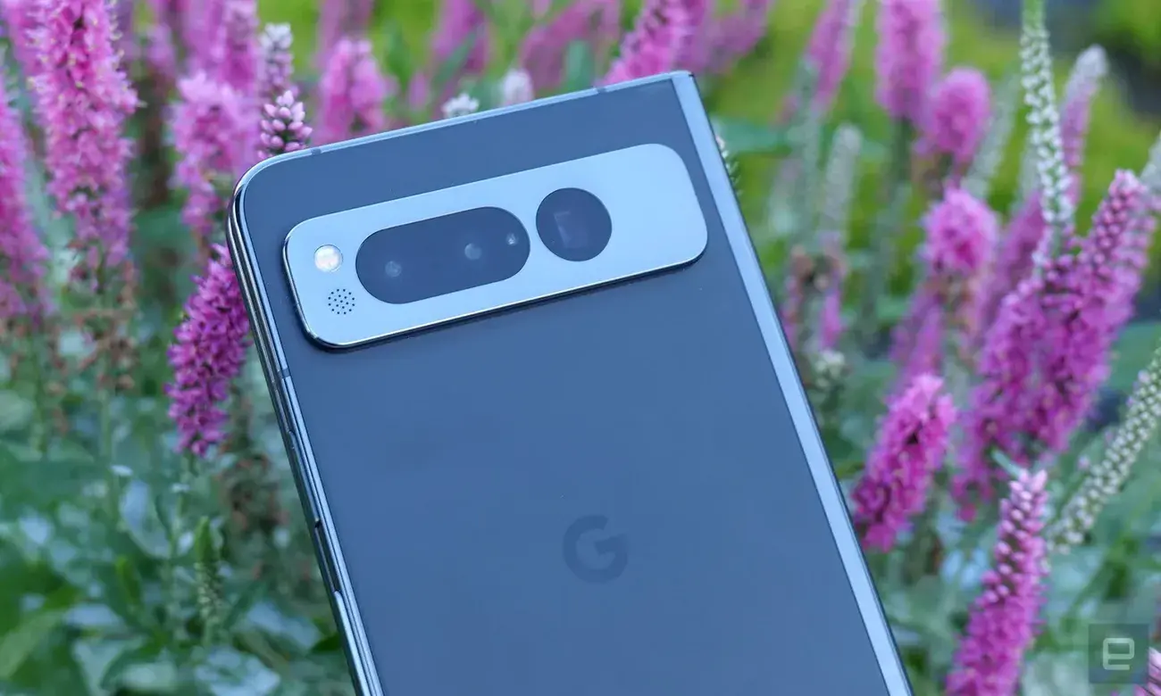 Χάρη σε μεγαλύτερη οπτική 5x και εξαιρετική επεξεργασία εικόνας, το Pixel Fold προσφέρει μια αναβαθμισμένη εμπειρία φωτογραφίας σε σύγκριση με το Z Fold 4 της Samsung. 