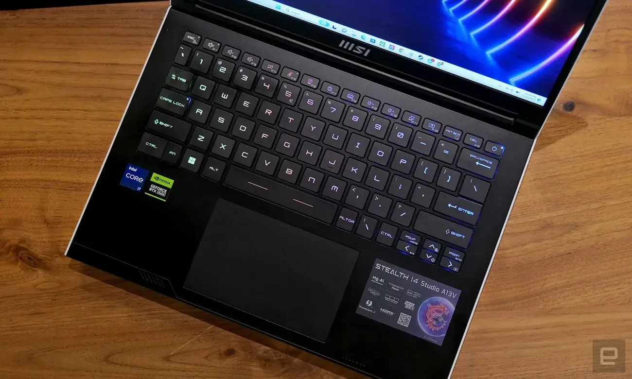 Παρόμοια με τα προηγούμενα μοντέλα, η MSI συνεργάστηκε με τη SteelSeries για να παρέχει έναν εύκολο τρόπο προσαρμογής του οπίσθιου φωτισμού RGB στο Stealth 14 Studio.