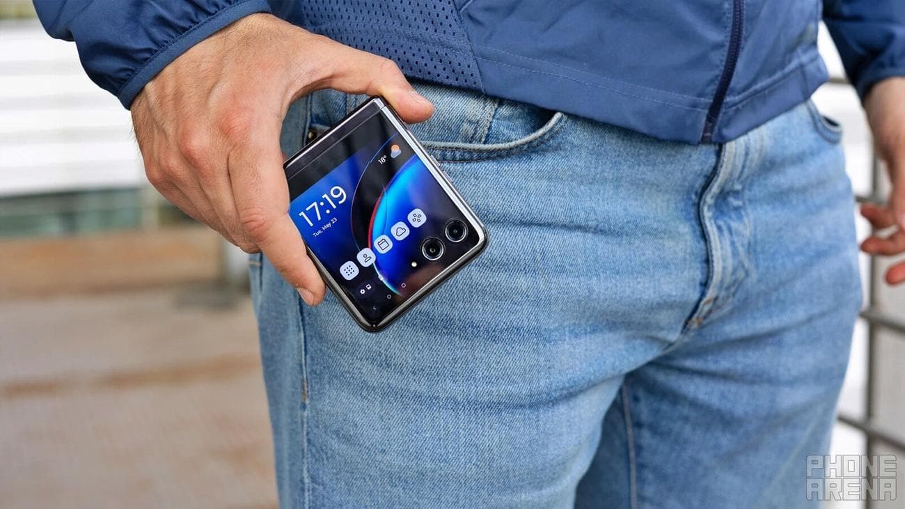 Η Motorola δεν έκανε τίποτα λάθος.  Δεν υπάρχει τρόπος να κάνετε ένα αναδιπλούμενο τηλέφωνο τόσο καλό όσο ένα μη αναδιπλούμενο.  Τουλάχιστον όχι σήμερα.  - Motorola Razr+: Η «δολοφονία» του Samsung Galaxy Flip έρχεται με τη μεγαλύτερη θυσία στην ιστορία του Android;