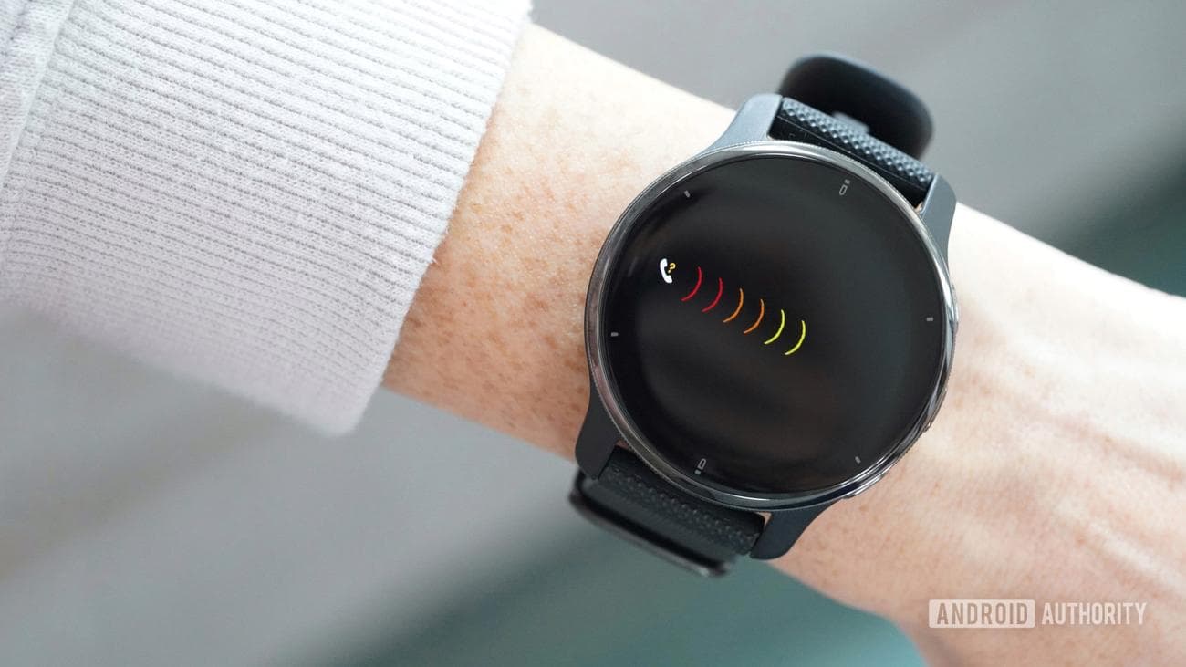 Ένα Garmin Venu 2 Plus στον καρπό ενός χρήστη εμφανίζει την οθόνη αναζήτησης που εμφανίζεται όταν είναι ενεργοποιημένη η Εύρεση τηλεφώνου.