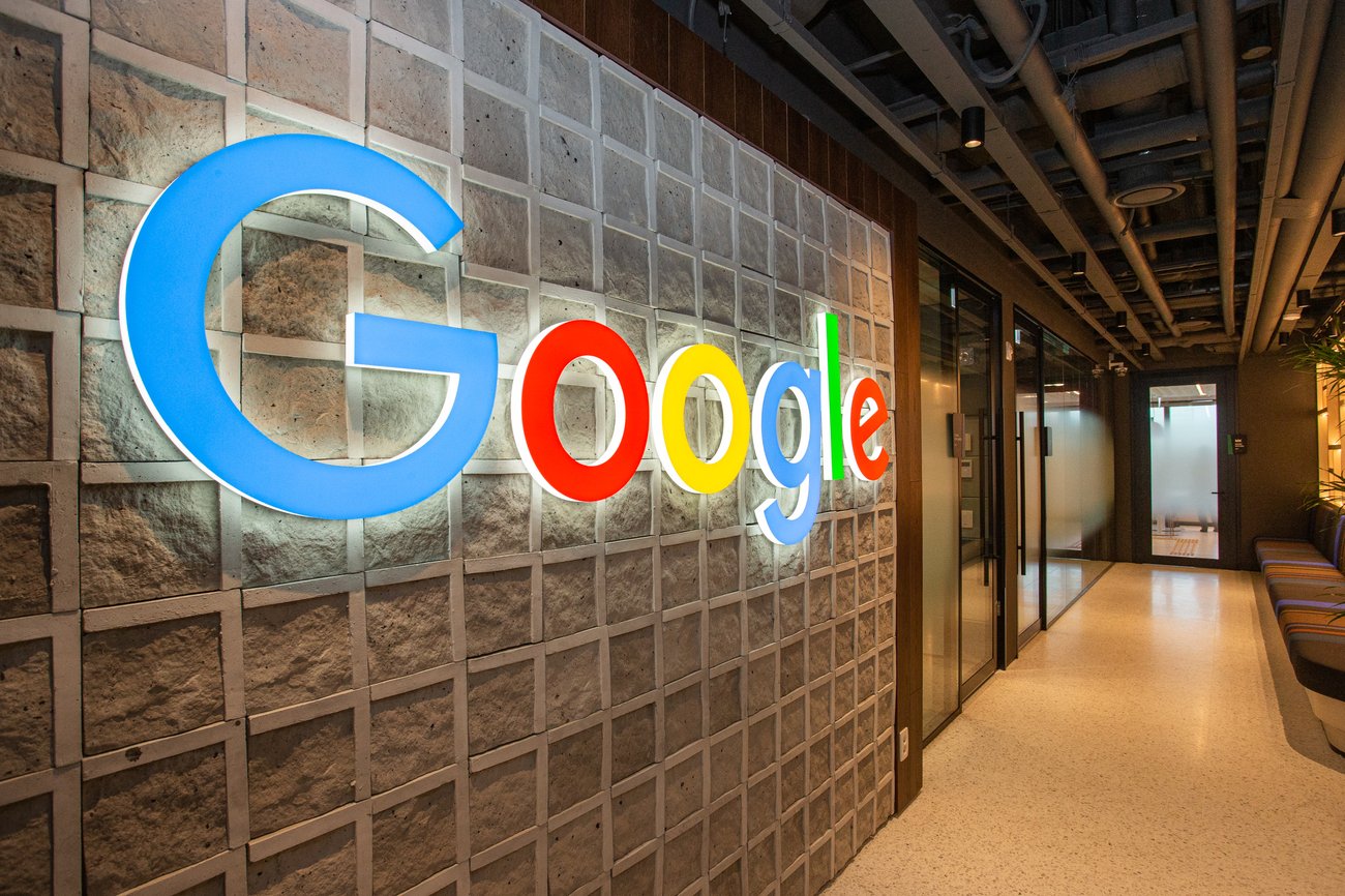 Google: Με... απειλές επαναφέρει στο γραφείο τους εργαζόμενους με τηλεργασία - Οικονομικός Ταχυδρόμος