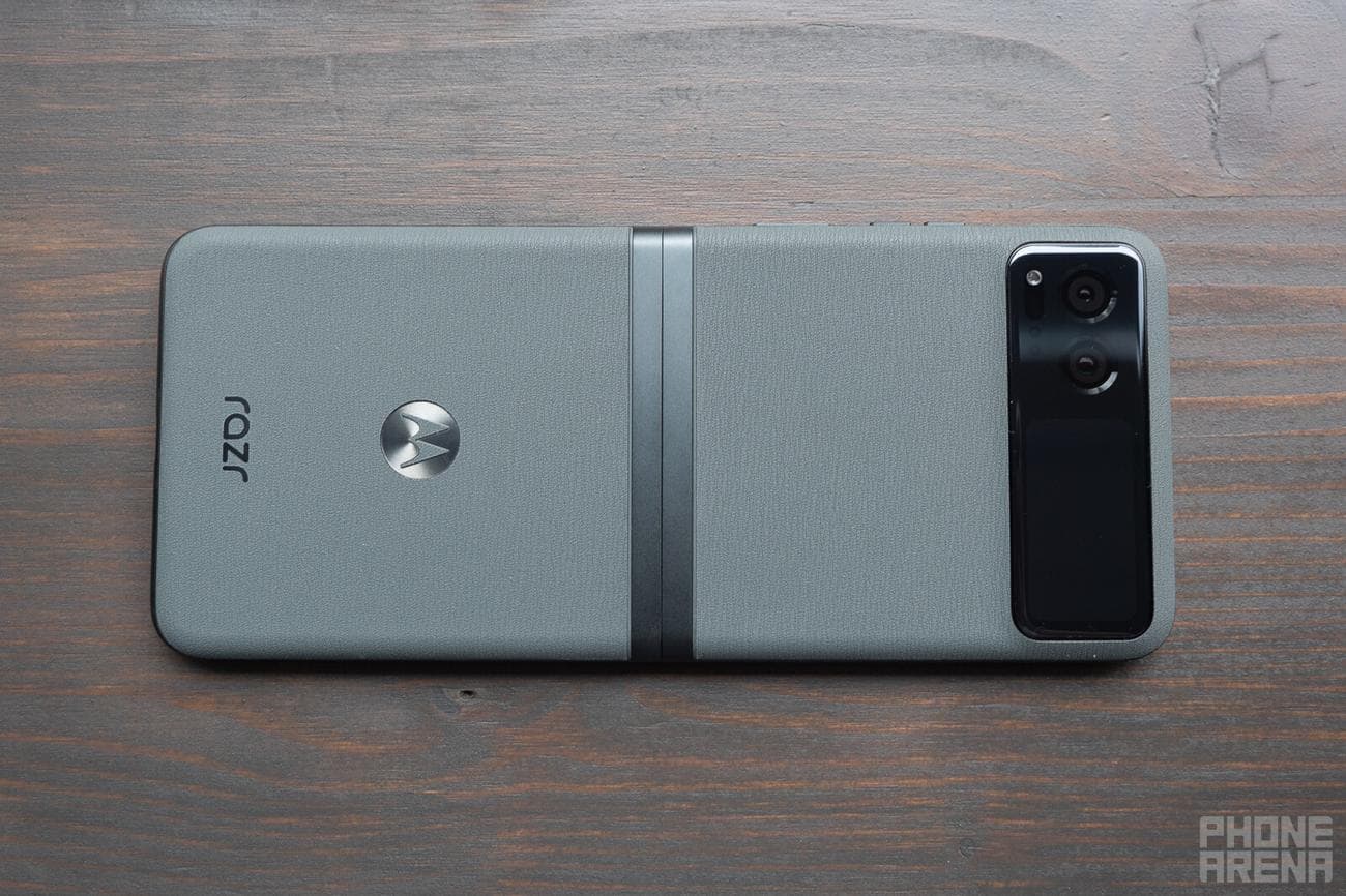 Πού χωράνε όλα αυτά;  (Image credit - PhoneArena) - Motorola Razr (2023) hands-on review: πρώτες εντυπώσεις με τη νέα γενιά Razr!