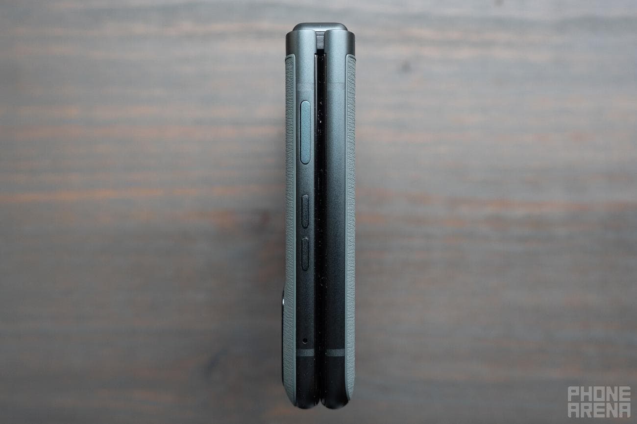 Όλα αναδιπλωμένα&nbsp;(Image credit - PhoneArena) - Motorola Razr (2023) hands-on review: πρώτες εντυπώσεις με τη νέα γενιά Razr!