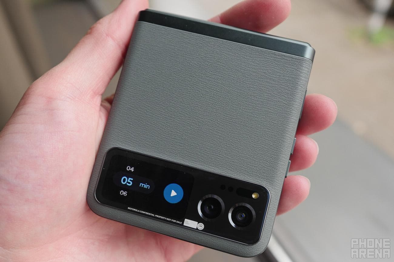 Εξωτερικό ticker&nbsp;(Image credit - PhoneArena) - Motorola Razr (2023) hands-on review: πρώτες εντυπώσεις με τη νέα γενιά Razr!