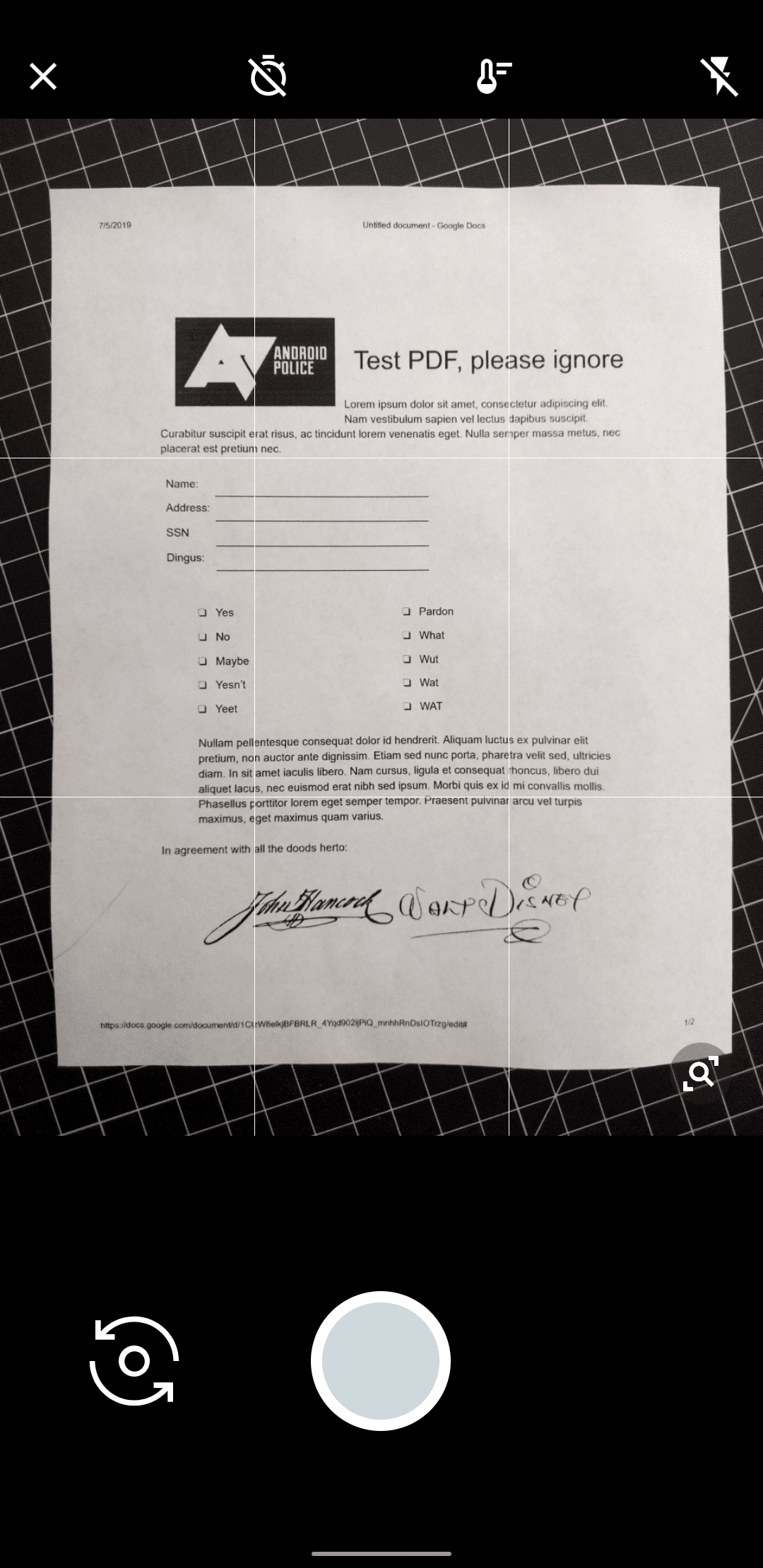 εφαρμογή σάρωσης που δείχνει έγγραφο που στηρίζεται σε μαύρο τραπέζι