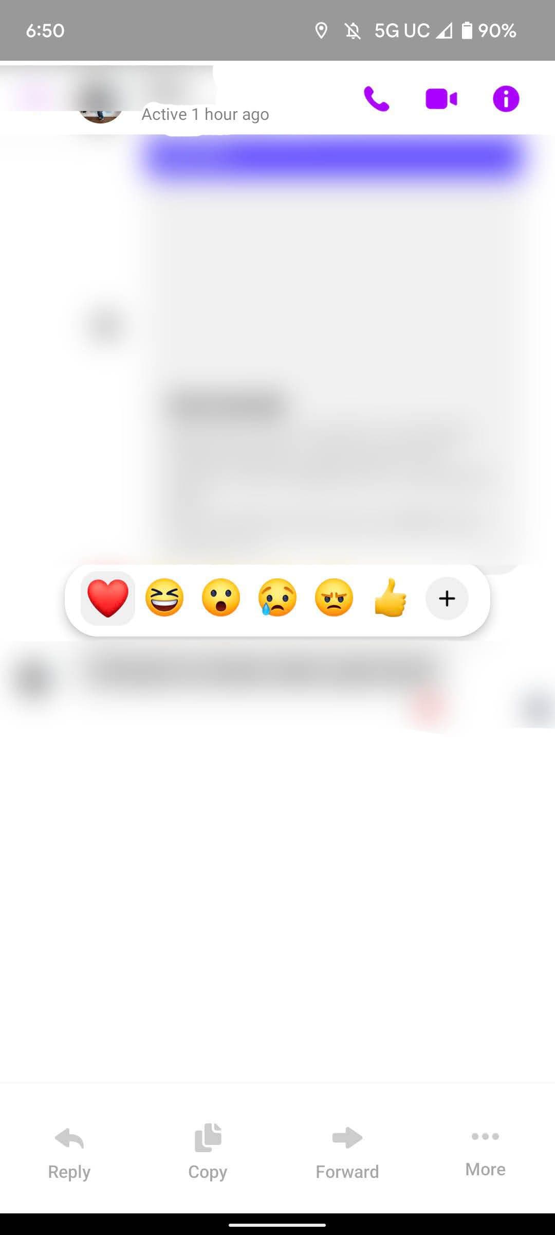 Μια συνομιλία στο Facebook με ένα κουμπί προώθησης