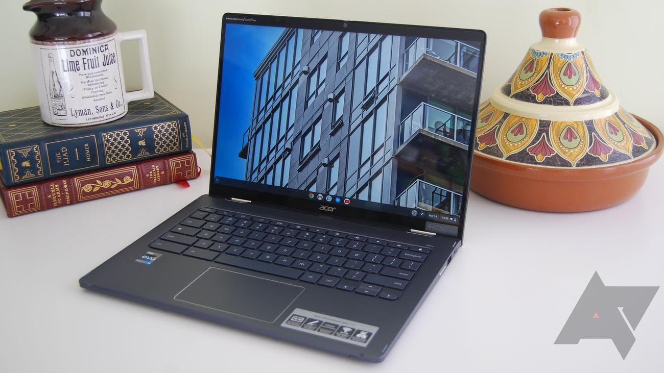 Το Acer Chromebook Spin 714 σε ένα λευκό τραπέζι με μερικά βιβλία και ένα δοχείο πίσω του