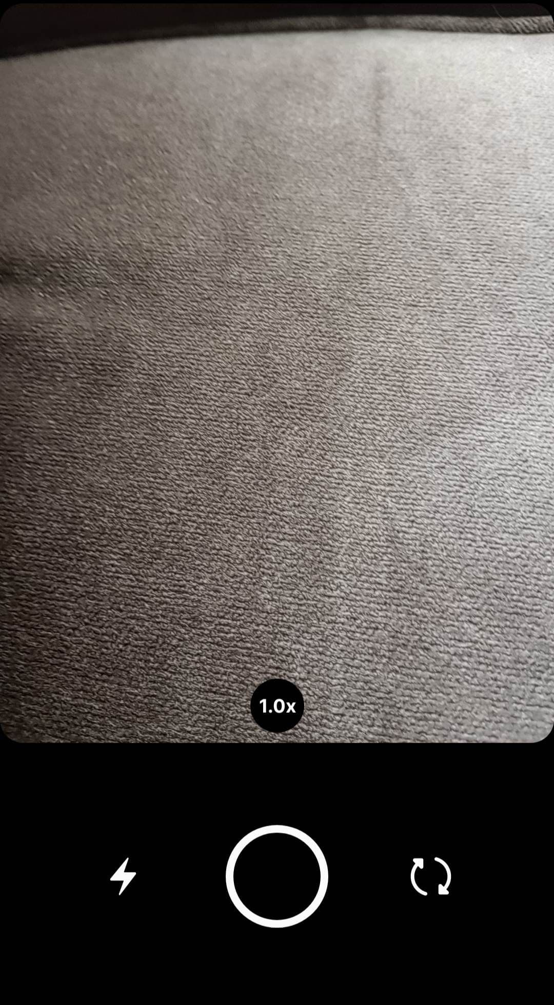 Το στιγμιότυπο οθόνης δείχνει τη σελίδα λήψης εικόνων στο BeReal με το εικονίδιο φλας κάτω αριστερά.