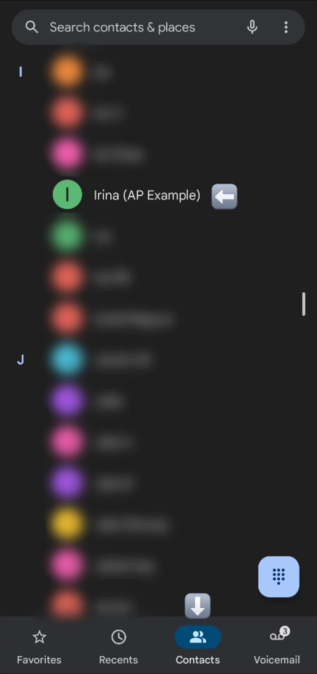 Η εικόνα δείχνει τη σελίδα Επαφές στην εφαρμογή τηλεφώνου με βέλη που δείχνουν το κουμπί 'Επικοινωνία' κάτω δεξιά και το παράδειγμα επαφής.