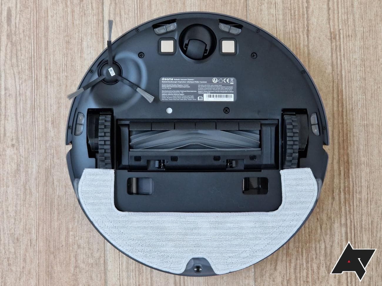 Dreame D10s Plus κάτω όψη με τοποθετημένο το σφουγγαρίστρα