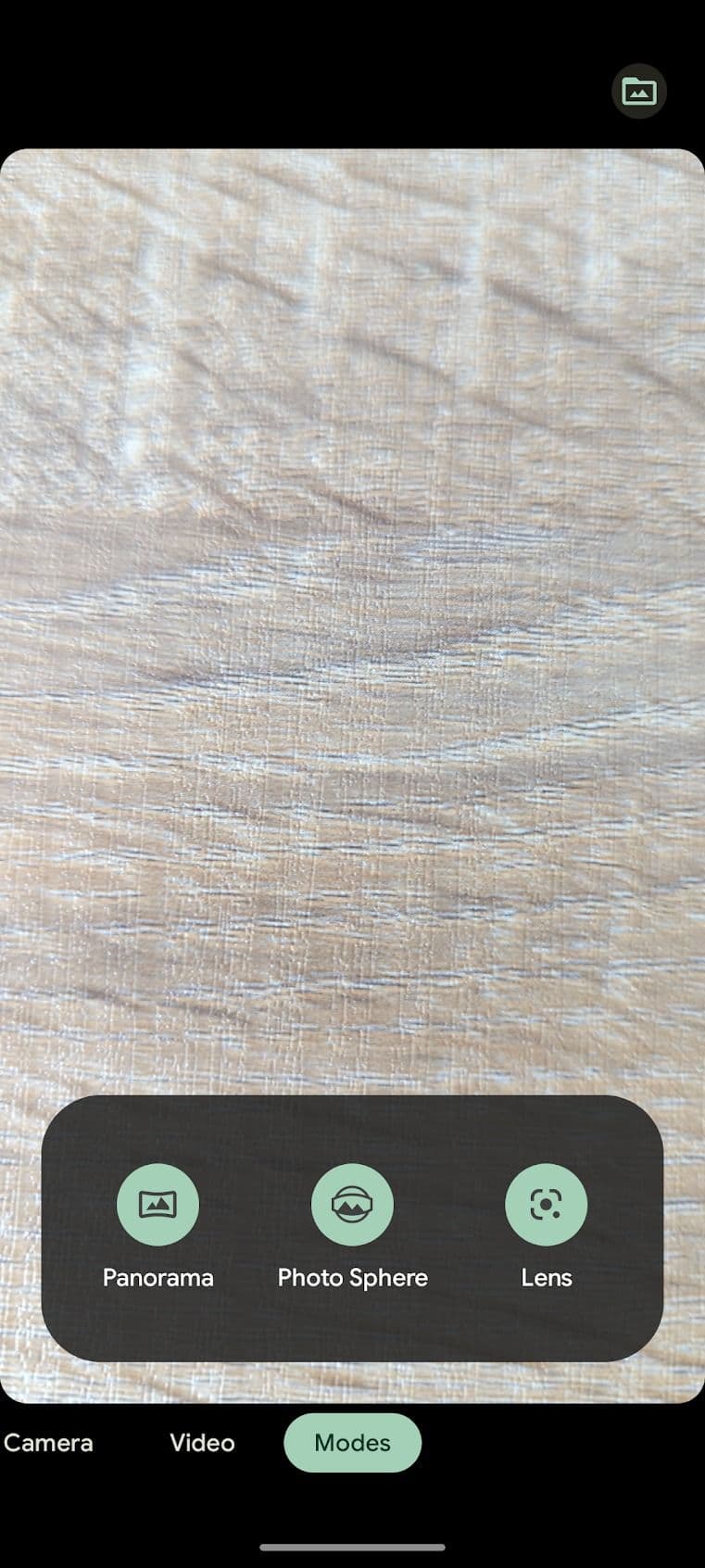 Η εφαρμογή Google Camera είναι ανοιχτή, εμφανίζοντας τη διεπαφή χρήστη σε μια οθόνη smartphone.  ο 