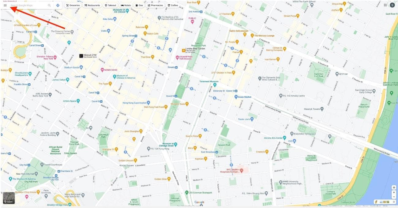 Ένα στιγμιότυπο οθόνης των Χαρτών Google στο bowser με ένα βέλος που δείχνει το μενού υπερχείλισης