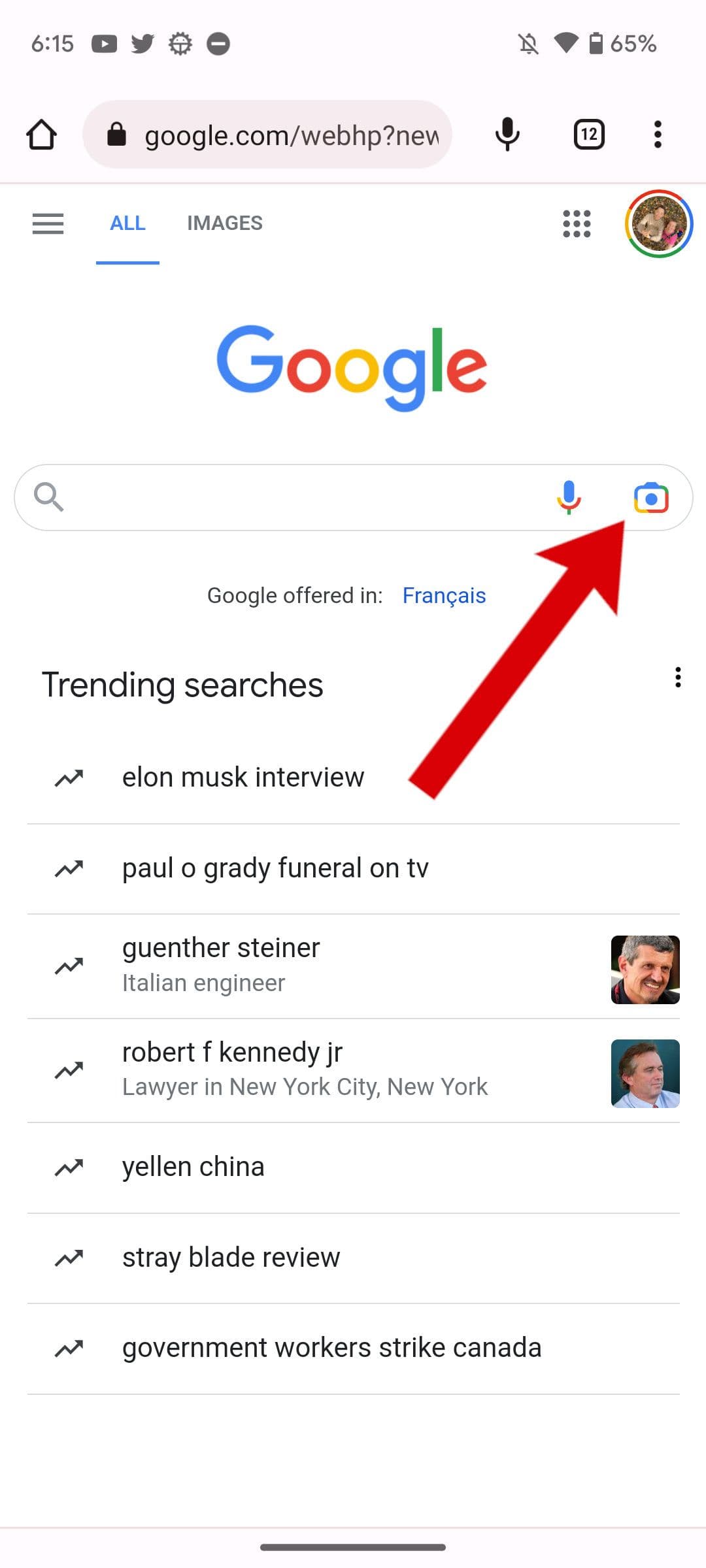Ένα στιγμιότυπο οθόνης της εφαρμογής Chrome με ένα βέλος που δείχνει το εικονίδιο της κάμερας.