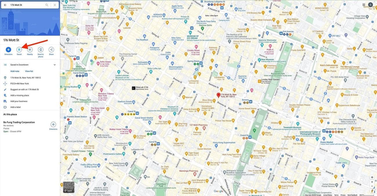 Ένα στιγμιότυπο οθόνης των Χαρτών Google με ένα βέλος που δείχνει προς το κουμπί Αποθήκευση. 