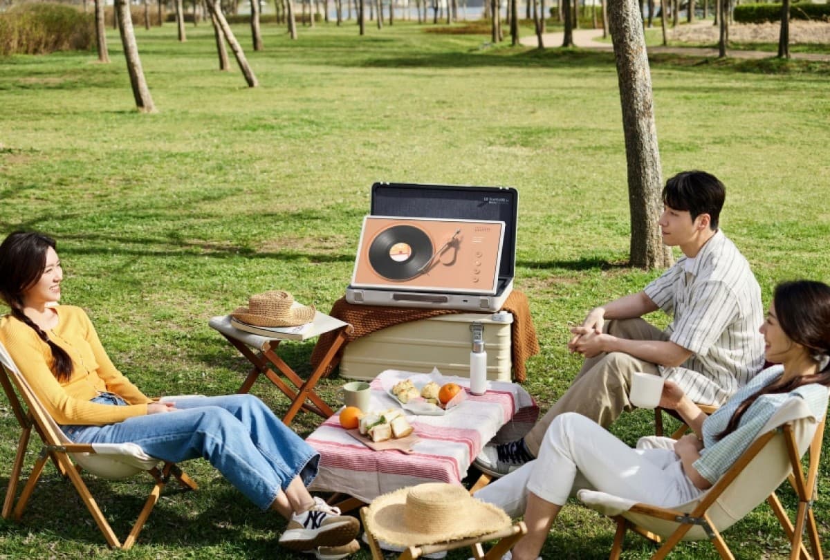 Το LG StanbyME Go τοποθετεί μια οθόνη και μερικά ηχεία μέσα σε έναν χαρτοφύλακα