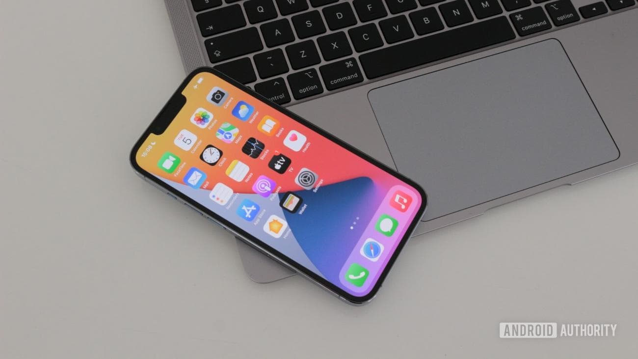 iPhone 13 Pro σε MacBook Air κοντά στο mousepad