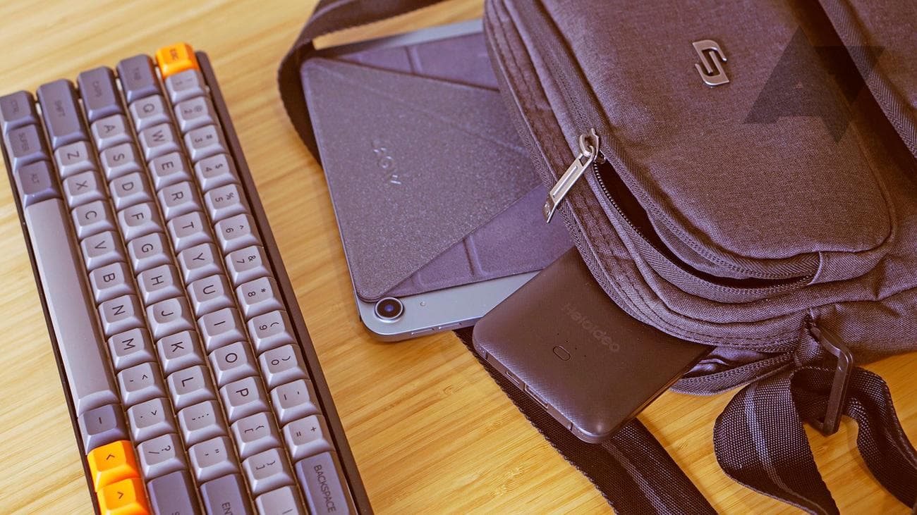 πληκτρολόγιο που ακουμπά στο τραπέζι δίπλα στην τσάντα