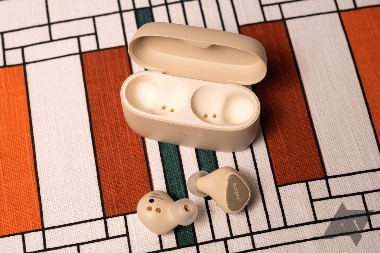 jabra-elite-5-out-of-case-1