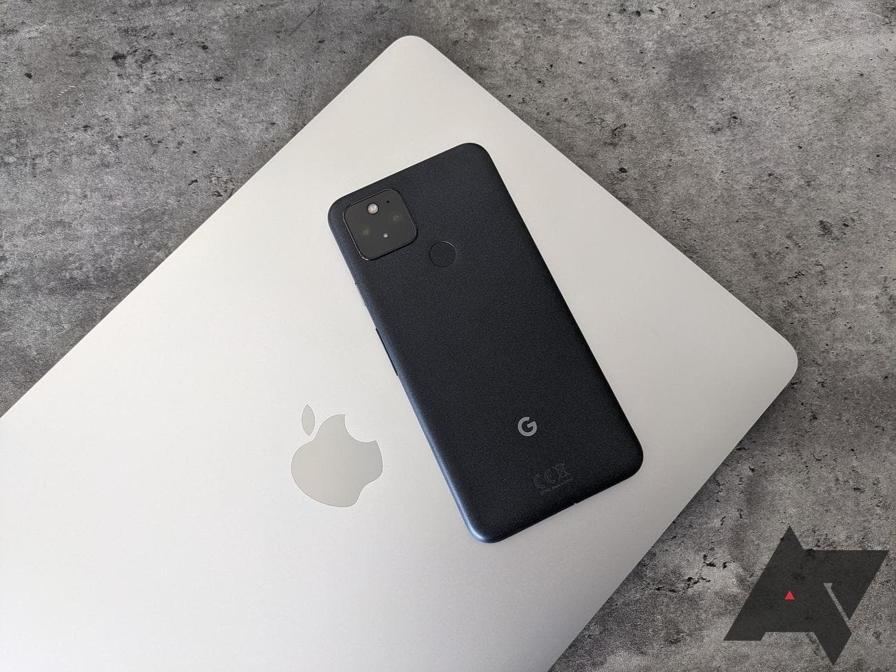 Ένα smartphone Google Pixel βρίσκεται πάνω από ένα ασημί Apple MacBook Air