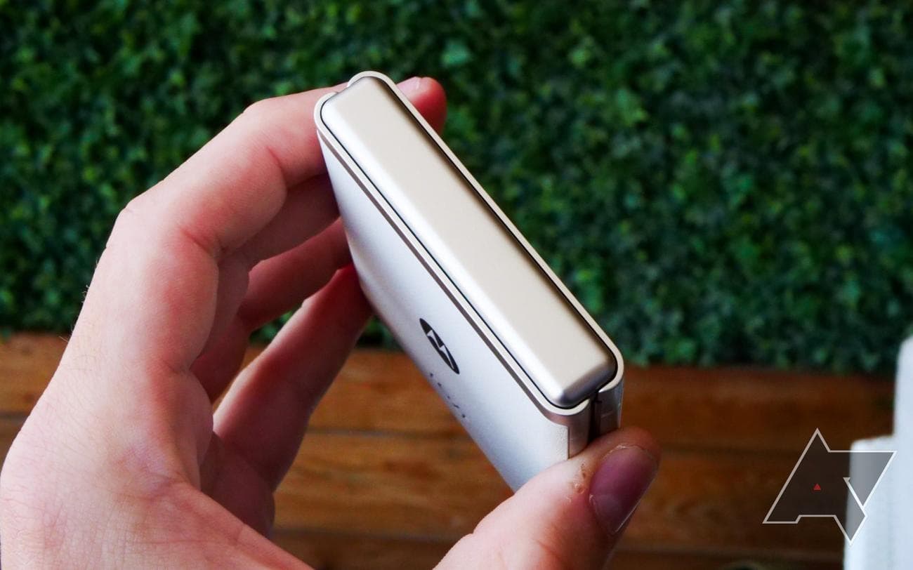 moto-razr-hands-on-2