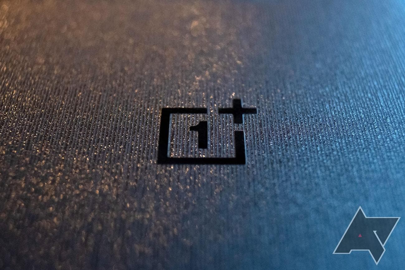 oneplus 10t logo macro 1