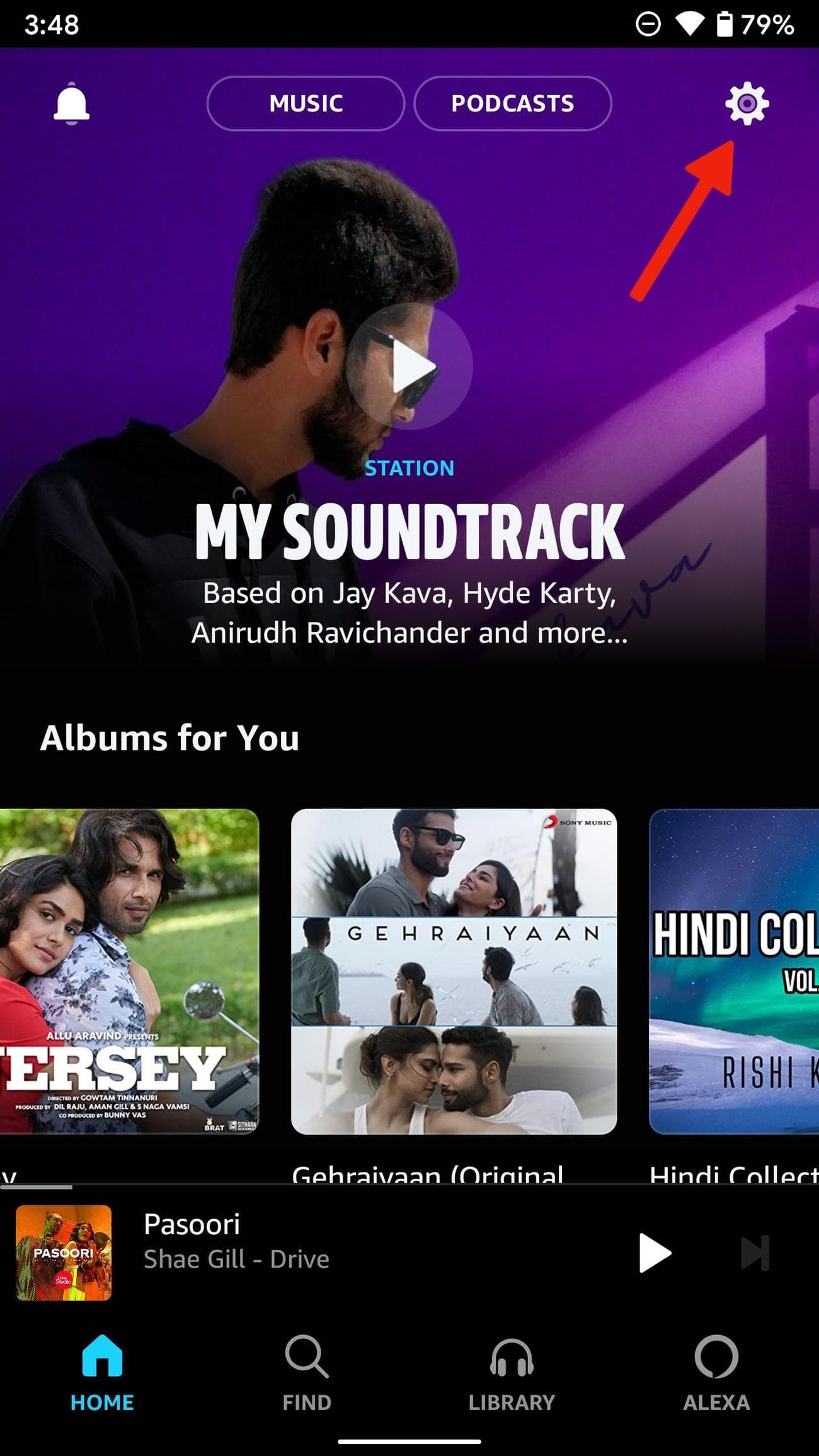 Αρχική σελίδα της εφαρμογής Amazon Music με ένα βέλος που δείχνει το εικονίδιο με το γρανάζι επάνω δεξιά.