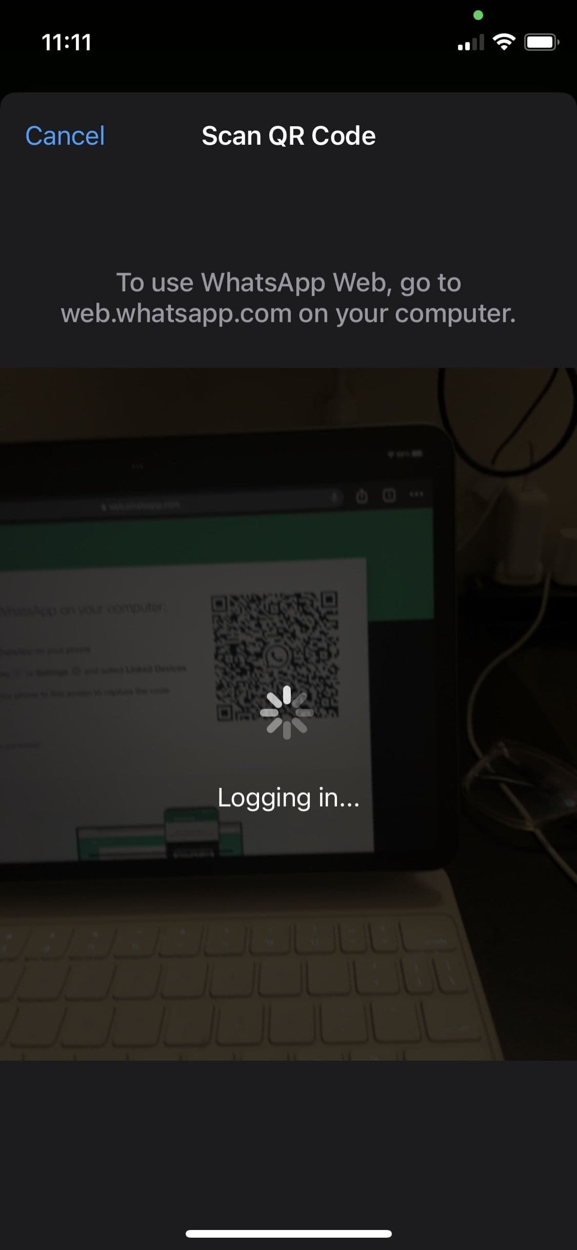 Ένα στιγμιότυπο οθόνης της εφαρμογής WhatsApp για iPhone δείχνει έναν κωδικό QR iPad που σαρώνεται για να συνδεθείτε.