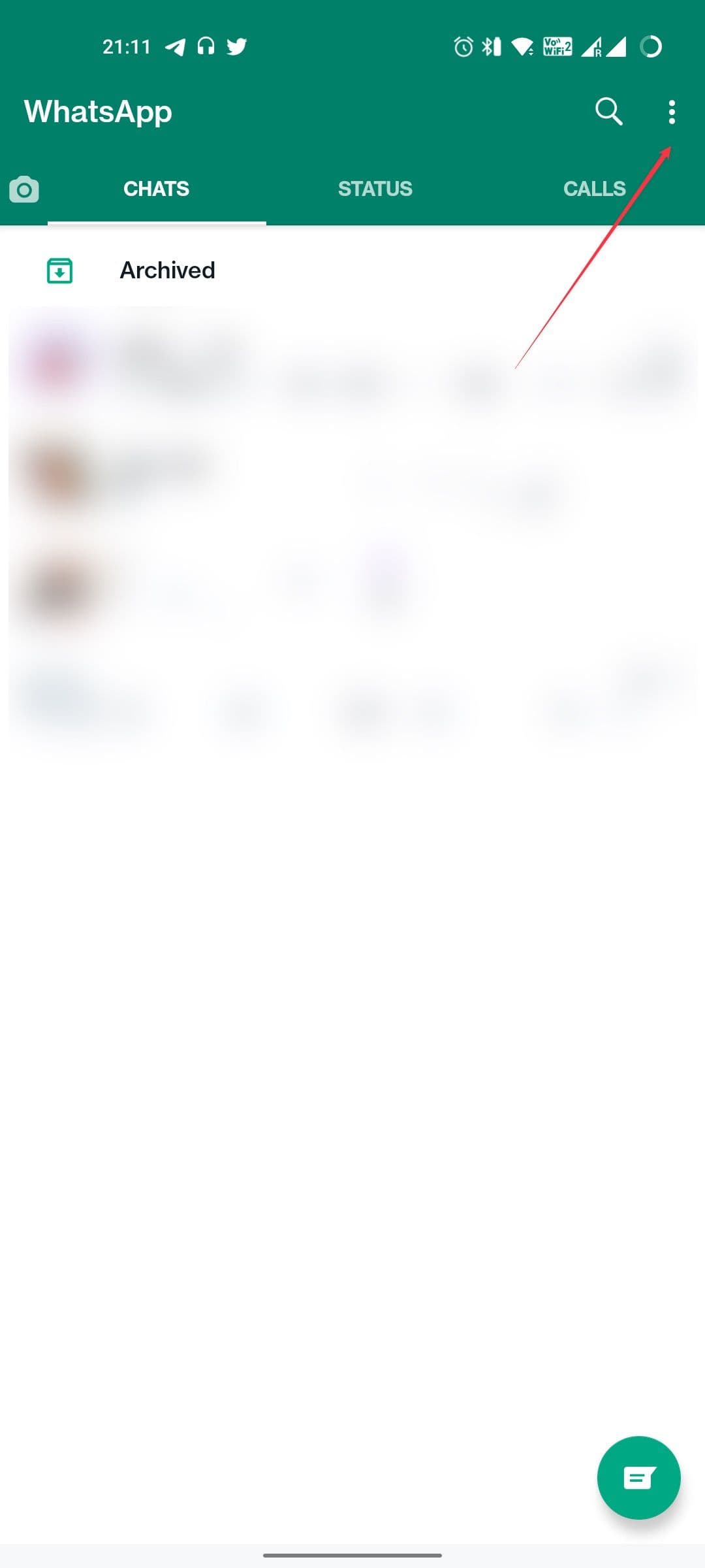 Ένα στιγμιότυπο οθόνης της εφαρμογής WhatsApp Android δείχνει ένα βέλος που δείχνει το μενού 