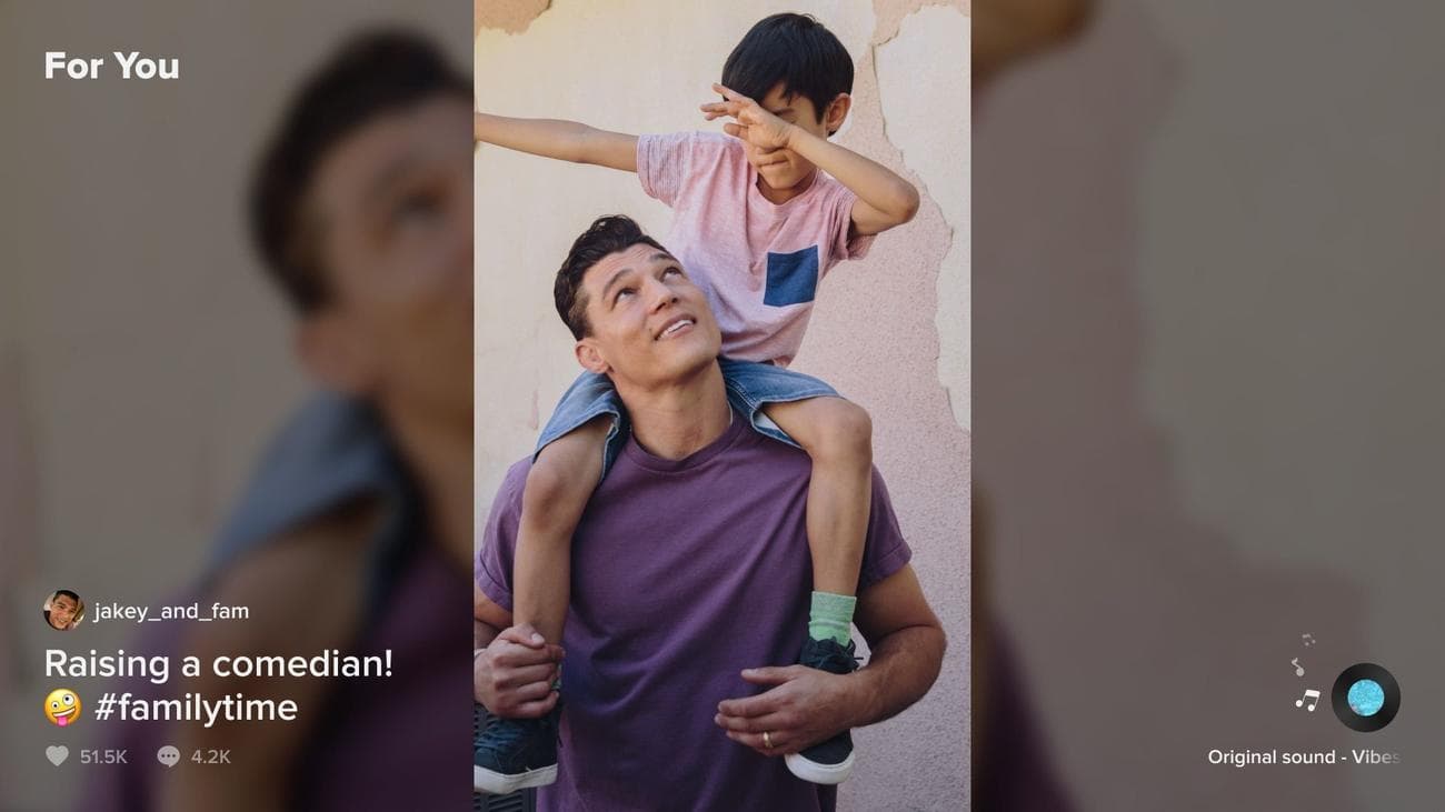 Ένα TikTok ενός άνδρα με τον γιο του στους ώμους του με τη λεζάντα 