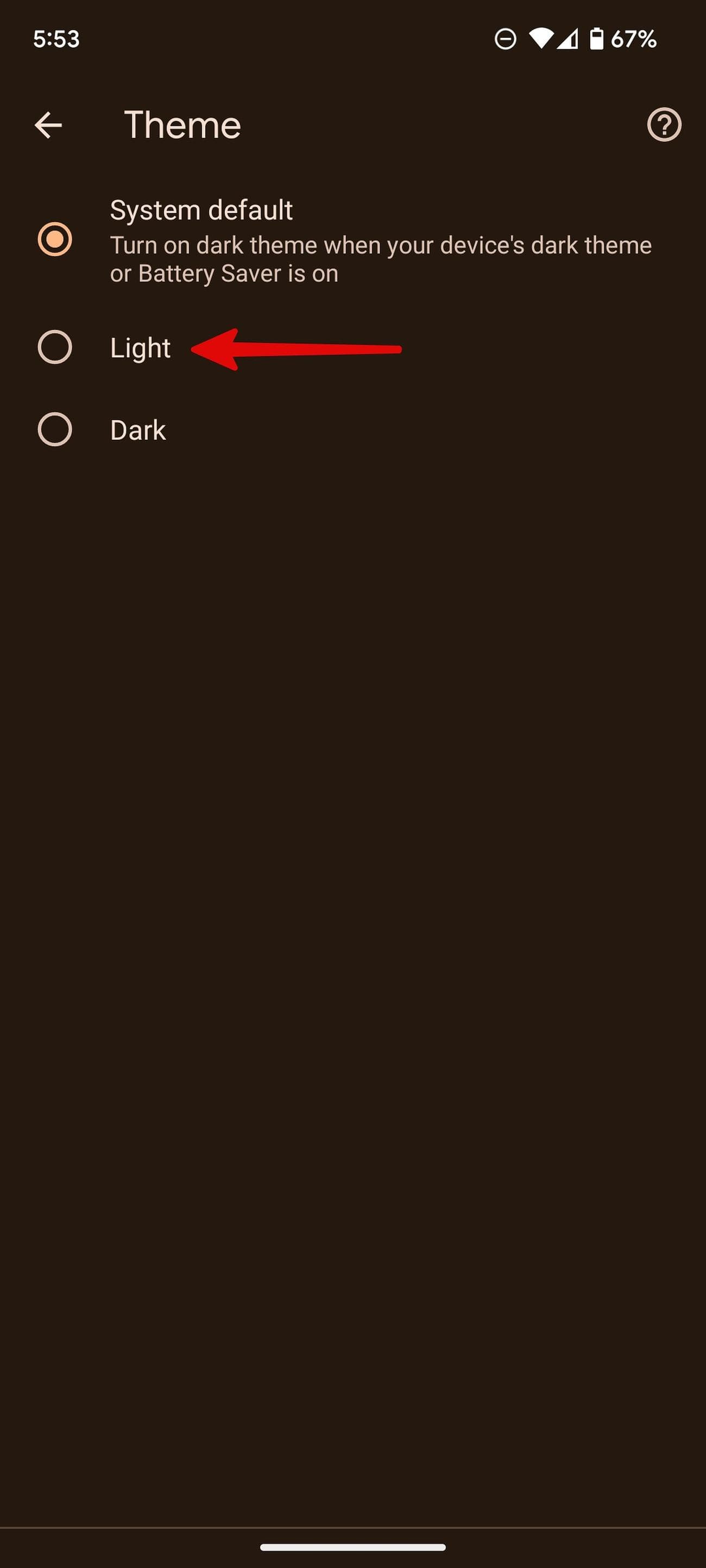 Ένα στιγμιότυπο οθόνης της εφαρμογής Google Chrome για κινητά με ένα βέλος που δείχνει το θέμα Light.