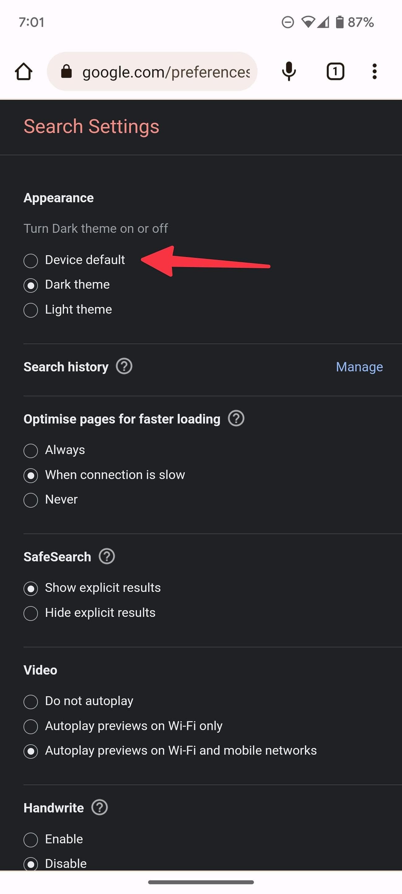 Ένα στιγμιότυπο οθόνης της Αναζήτησης Google σε ένα πρόγραμμα περιήγησης για κινητά με ένα βέλος που δείχνει τις ρυθμίσεις εμφάνισης.