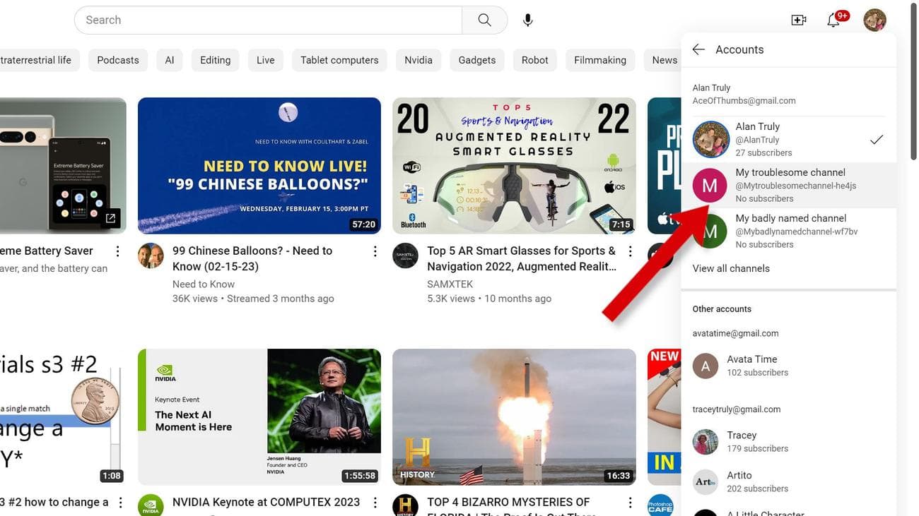 Ένα στιγμιότυπο οθόνης του YouTube σε ένα πρόγραμμα περιήγησης με ένα βέλος που δείχνει ένα συγκεκριμένο κανάλι.